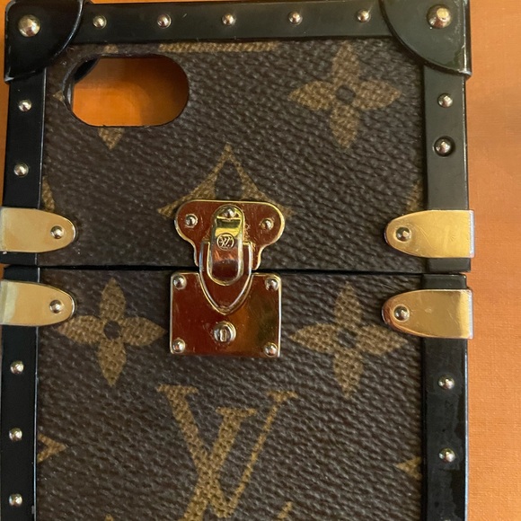 LOUIS VUITTON
Monogram Canvas Eye Trunk iPhone 7 Plus Cover/Case - Picture 14 of 15